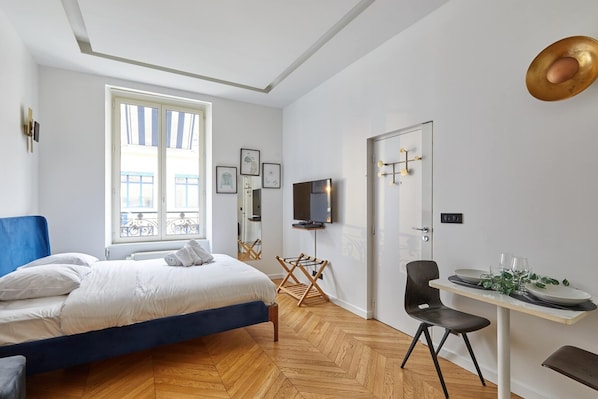 Apartment | Laptop workspace, iron/ironing board, bed sheets