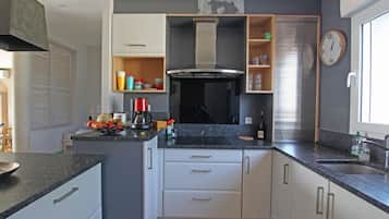 Een koelkast, een microgolfoven, een vaatwasser