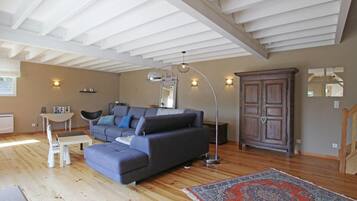 Una televisión, una chimenea, una mesa de tenis de mesa