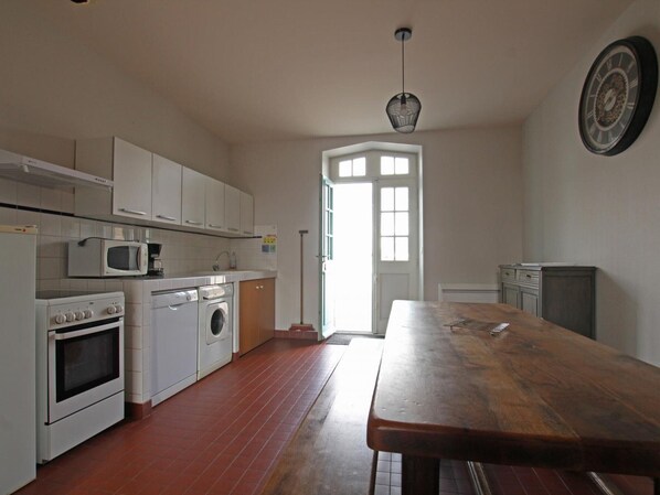 Fridge, microwave, dishwasher, coffee/tea maker