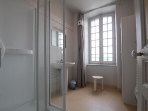 Bathroom - Charming set of 3 rentals for 11 people with enclosed garden and pets allowed (Périers)