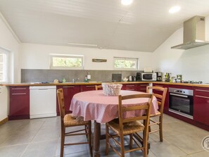 Réfrigérateur, four à micro-ondes, lave-vaisselle, cafetière-théière