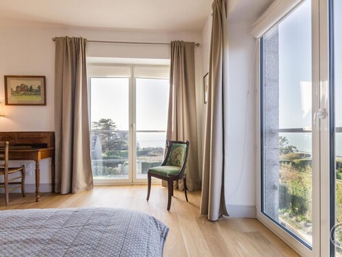 Beautiful villa with direct beach access, 4 bedrooms, Internet, enclosed garden