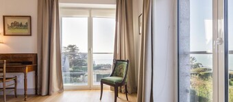 Beautiful villa with direct beach access, 4 bedrooms, Internet, enclosed garden