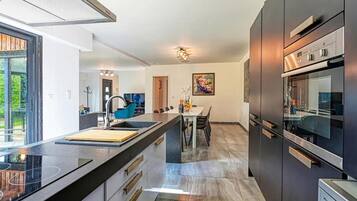 Réfrigérateur, micro-ondes, lave-vaisselle, cafetiÚre/bouilloire