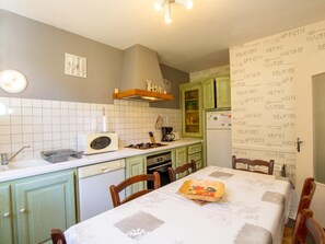 Frigorífico, microondas, horno y lavavajillas