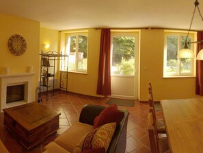 Een televisie en een open haard