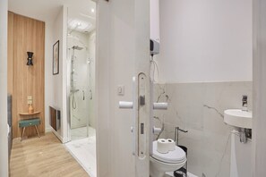 Apartment | Bathroom | Hair dryer, towels, soap, shampoo