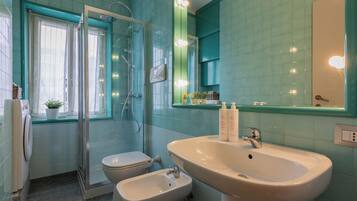 Studio, balcon | Salle de bain