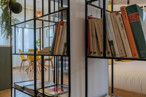 Studio, balkon | Woonruimte | Een 35-inch televisie met digitale zenders
