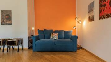 Apartment, Balkon | Wohnbereich | 35-Zoll-Fernseher mit Digitalempfang