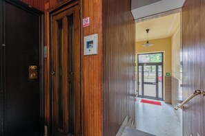 A wooden door with a security lock and a no-smoking sign. - Cinema & Bamboo Flats by Wonderful Italy (Turin)