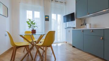 Studio, balkon | Makan di kamar
