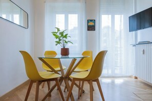 Studio, balkon | Dineren in de kamer