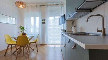 Studio, balkon | Privékeuken | Een espressoapparaat, een waterkoker