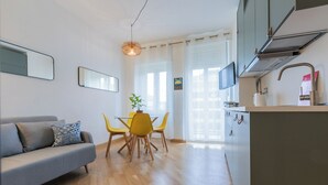 Un apartamento moderno con sala de estar, comedor y kitchenette.