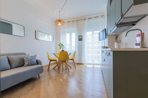 Studio, Balcony | Ruang tamu | 35 inci televisyen dengan digital 