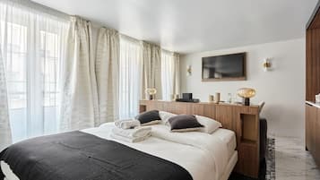 Apartamento | Espacio para trabajar con un portátil y tabla de planchar con plancha