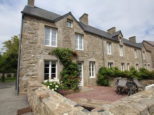 Maison mitoyenne avec cheminée, animaux acceptés et parking à Flamanville