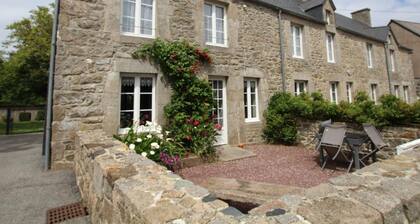 Maison mitoyenne avec cheminée, animaux acceptés et parking à Flamanville