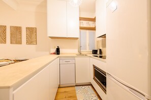 Réfrigérateur, micro-ondes, plaque de cuisson, lave-vaisselle