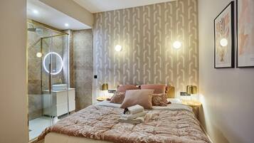 Appartement | Espace de travail pour ordinateur portable, fer et planche Ă repasser