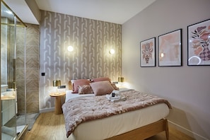 Apartment | Laptop workspace, iron/ironing board, bed sheets - Sublime Apartment Beaubourg/le Marais (Paris)