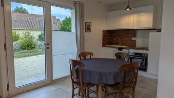 Réfrigérateur, micro-ondes, tables à manger