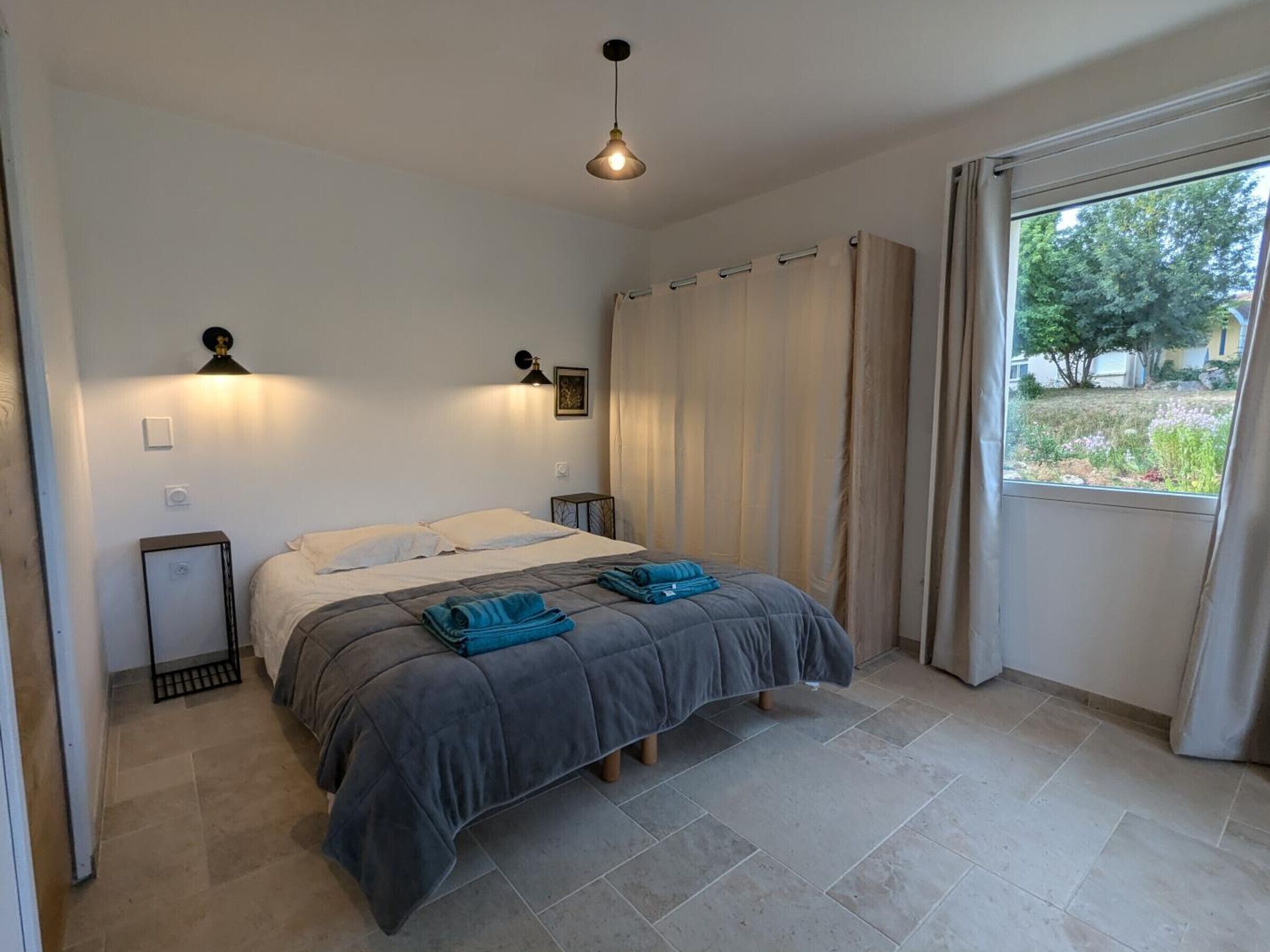 Lit parapluie, Wi-Fi gratuit, draps fournis