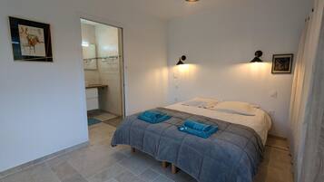 Cuna de viaje, wifi gratis y ropa de cama