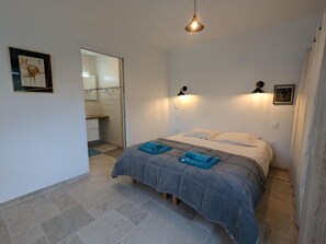 Travel cot, free WiFi, bed sheets