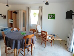 Dining - Modern studio with WiFi and parking in Baignes (Baignes-Sainte-Radegonde)