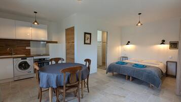 Cuna de viaje, wifi gratis, ropa de cama