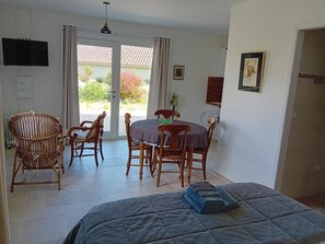 Dining - Modern studio with WiFi and parking in Baignes (Baignes-Sainte-Radegonde)
