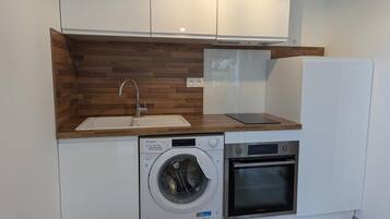 Refrigerador, microondas y comedor