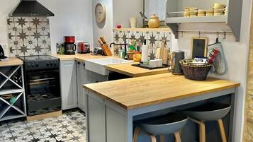 Een koelkast, een microgolfoven, een oven, een vaatwasser