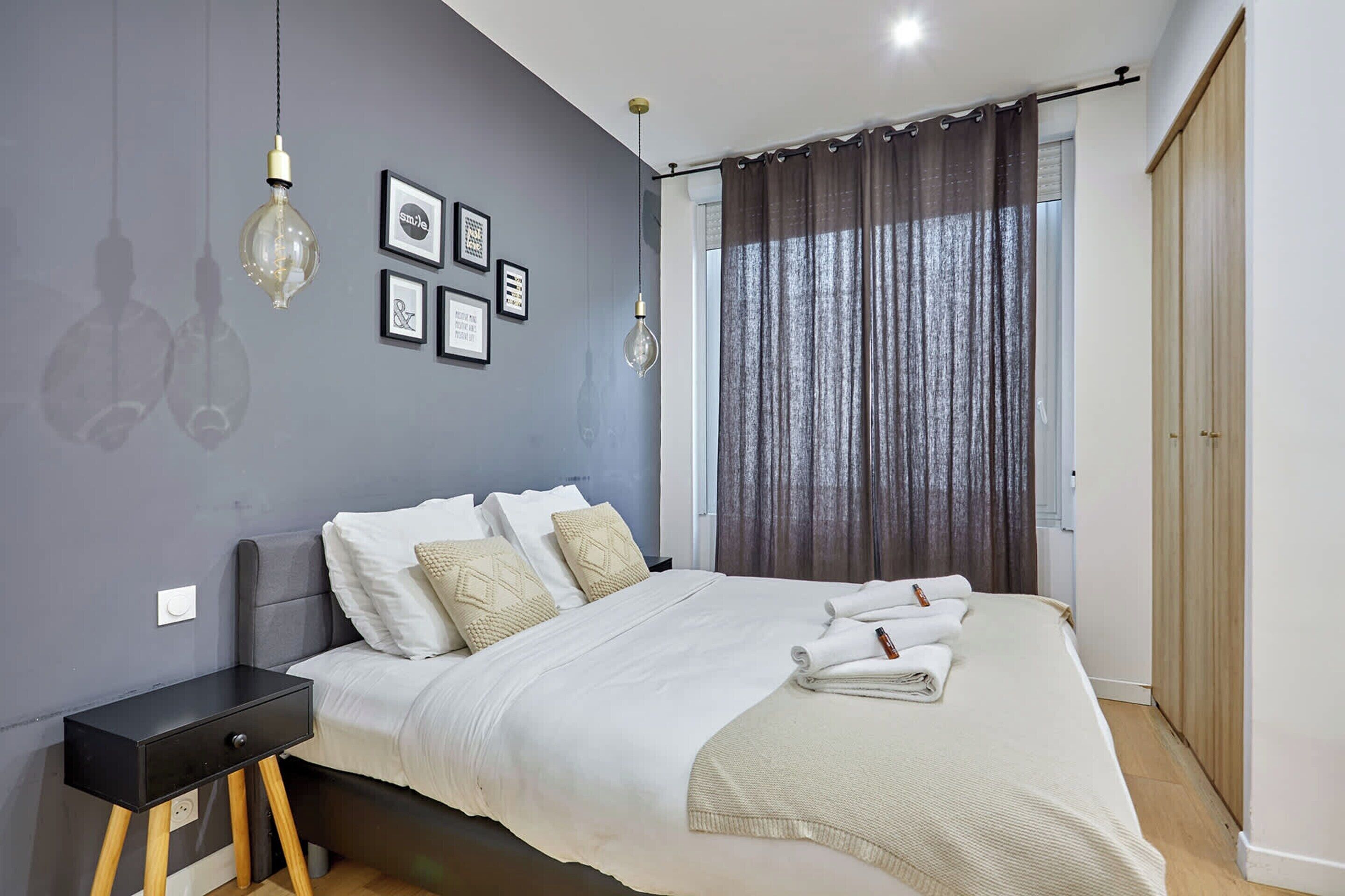 อพาร์ทเมนท์ | พื้นที่ทำงานแบบใช้แล็ปท็อป, เตารีด/โต๊ะรีดผ้า, ผ้าปูที่นอน