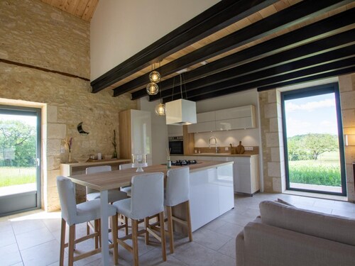 Charmante maison avec climatisation, WiFi et animaux admis à Puycousin