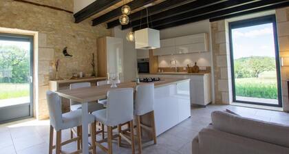 Charmante maison avec climatisation, WiFi et animaux admis à Puycousin