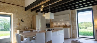 Charming house with air conditioning, WiFi and pets allowed in Puycousin