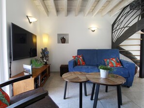Una televisión, una mesa de tenis de mesa