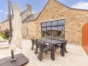 Outdoor dining - Luxury Home with Indoor Pool and Garden in Normandy (Grosville)