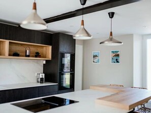 Fridge, microwave, dishwasher - Luxury Home with Indoor Pool and Garden in Normandy (Grosville)