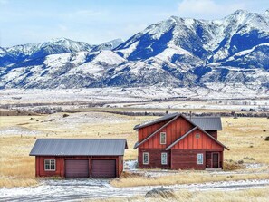 Exterior - 30 Miles to Yellowstone Game Room Hot Tub A/C Outdoor Fire Stove (Emigrant)