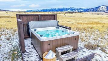 Tina de hidromasaje al aire libre