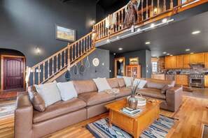 Smart TV, fireplace, video games, foosball - 30 Miles to Yellowstone Game Room Hot Tub A/C Outdoor Fire Stove (Emigrant)