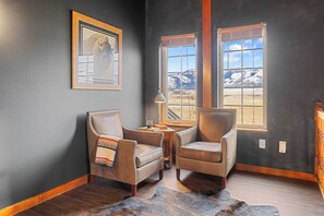 Interior - 30 Miles to Yellowstone Game Room Hot Tub A/C Outdoor Fire Stove (Emigrant)