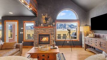 Smart TV, chimenea, videojuegos y futbolito