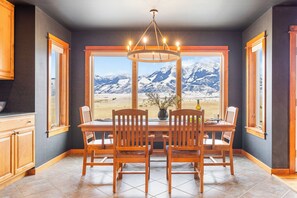 Dining - 30 Miles to Yellowstone Game Room Hot Tub A/C Outdoor Fire Stove (Emigrant)