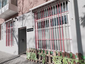 Front of property - Hostel Las Rosas (Madrid)